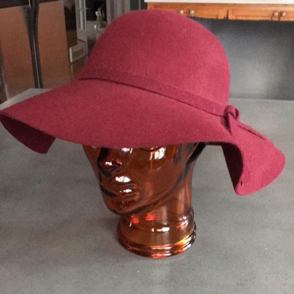 Nobia 100% wool flowy round hat in wine - Picture 5 of 10